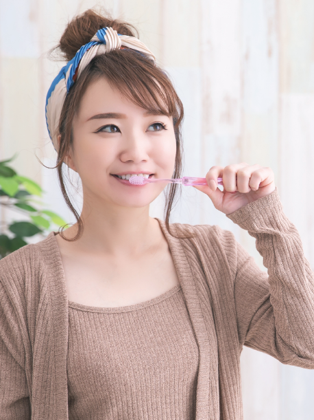 歯磨きをする女性