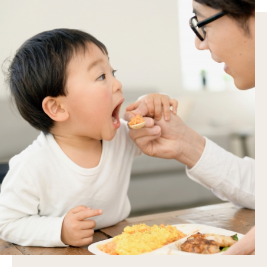 食事をする親子